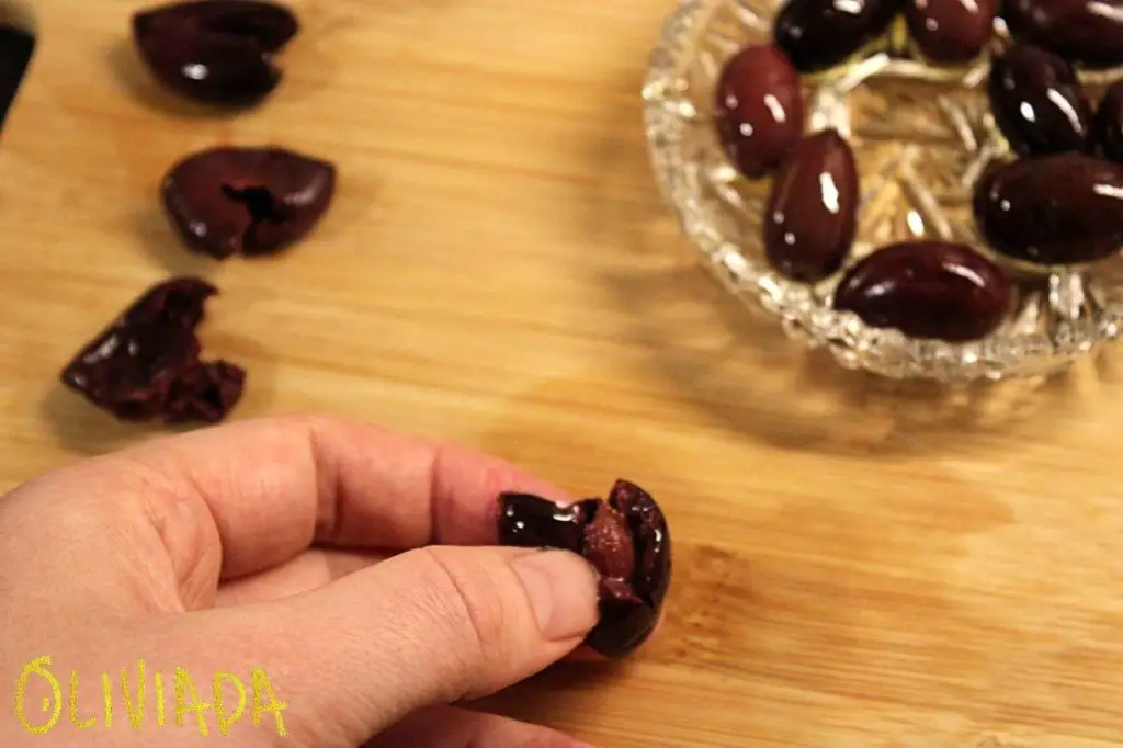 how to pit olives with fingers